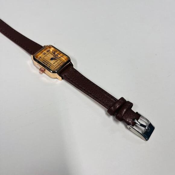 2000s vintage style rectangular gold luxury watch with leather band - Picture 6 of 8